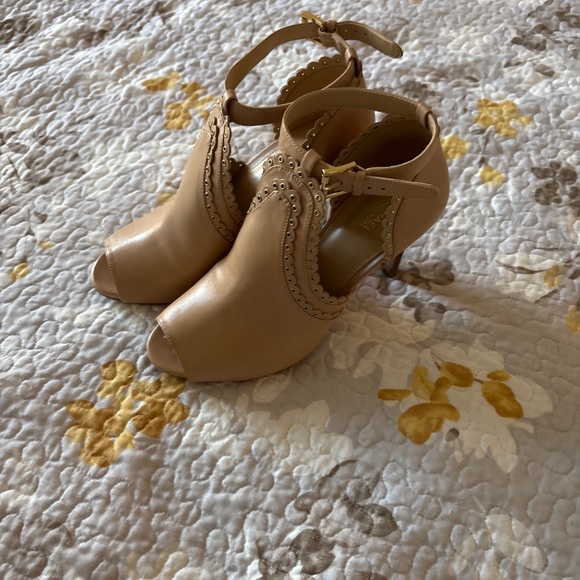 Women’s Michael Kors Tan Jessie Peep Toes Bootie Heels Shoes 8.5 - Picture 4 of 7